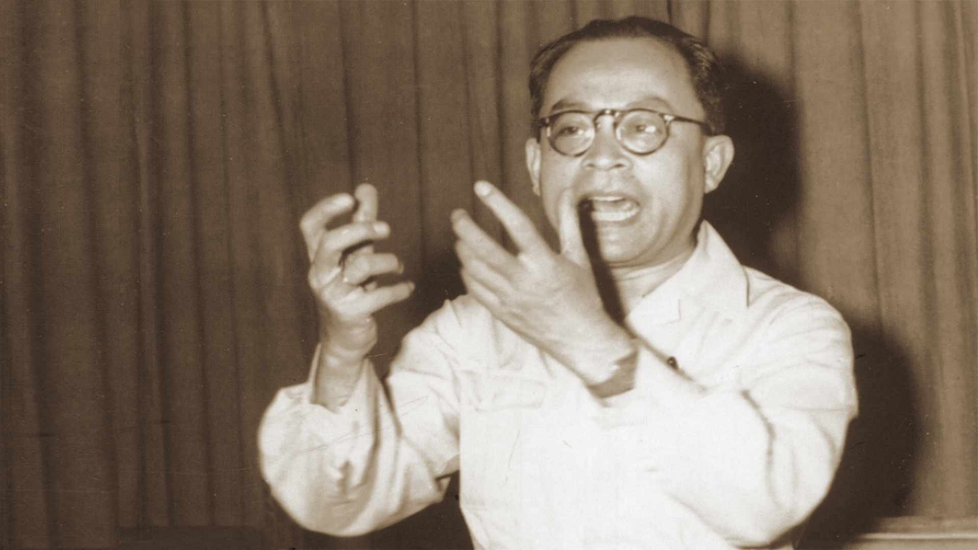 Mendayung antara Dua Karang, Mohammad Hatta